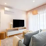 Modern Camoes Flat, In The Heart Of Lägenhet
