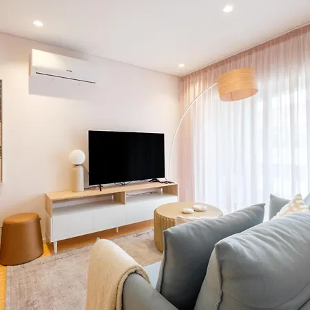 Modern Camoes Flat, In The Heart Of Apartamento
